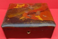 Auktion 345 / Los 15506 <br>Rotlackdose, China, Altersspuren, H-8 cm, 17x20 cm