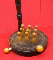 Auktion 345 / Los 12021 <br>Tisch-Kegelspiel aus Holz, H-26 cm