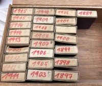 Auktion 345 / Los 6018 <br>Zigarrenschachtel mit 1 Penny Münzen, ca, 1897 bis 1915, in machen Streichholzschachteln bis zu vier Münzen, 1889 ist leer? eventuell falsch eingeräumt?, nicht überprüft