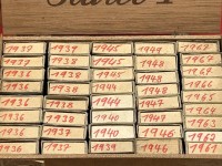 Auktion 345 / Los 6019 <br>Zigarrenschachtel mit 1 Penny Münzen, ca,  1937-1967, in manchen Streichholzschachteln bis zu vier/fünf Münzen, Streichholzschachtel Inhalte nicht überprüft, aber sehr gut gefüllt und schwer!