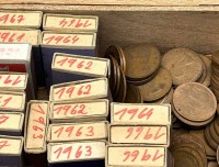 Auktion 345 / Los 6020 <br>Zigarrenschachtel mit 1 Penny Münzen, nur 1960-er Jahre, in manchen Streichholzschachteln bis zu vier/fünf Münzen, hier auch viele lose Münzen, Streichholzschachtel Inhalte nicht überprüft, aber sehr gut gefüllt und schwer!