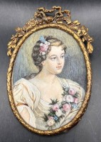 Auktion 345 / Los 4016 <br>anonymes Portrait einer jungen Frau mit Rosenbouquet, Miniaturmalerei in ovalen Messingrahmen, RG 12x8 cm