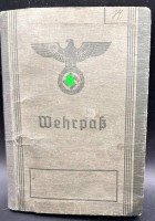 Auktion 345 / Los 7002 <br>Wehrpass von 1939 mit Wehrpass-Notiz, Altersspuren