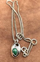 Auktion 373 / Los 1016 <br>Silber-Halskette mit kl. Silber-Anh&auml;nger, gr&uuml;ner Stein, L-42 cm, Anh&auml;nger 2cm, 4,8 gr.