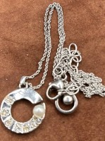 Auktion 373 / Los 1017 <br>Silberkette mit runden Anh&auml;nger, L-46 cm, 6,4 gr, "Anh&auml;nger "Misaki" mit Perlchen und klaren Steinen