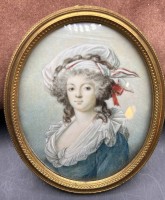 Auktion 345 / Los 4022 <br>ovales Miniaturportrait einer jungen Frau in Messingrahmen, 19.Jhd,  8x6 cm