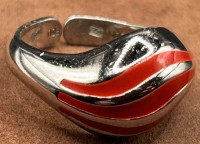 Auktion 373 / Los 1029 <br>offener Silberring-800-, rote Emaille, 3,7 gr.