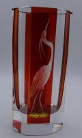 Auktion 345 / Los 10018 <br>rot/klare Vase, beschliffen mit Reiher, H-18 cm, D-8 cm