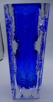 Auktion 345 / Los 10019 <br>blau/klare  dicke Kunstglasvase, H-18 cm, 8x8 cm, Rand oben mehrere kl. Abplatzer0