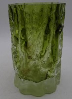 Auktion 345 / Los 10020 <br>grün/klare dicke Kunstglasvase, H-13 cm, D-8 cm, Rand kl. Abplatzer