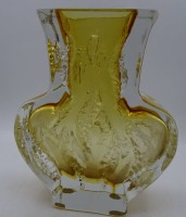 Auktion 345 / Los 10021 <br>gelb/klare schwere Kunstglasvase, H-19 cm, B-14 cm