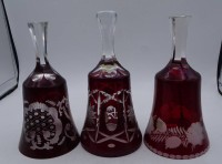 Auktion 345 / Los 10025 <br>3x Handglocken, rotes Überfangglas, H-ca. 16 cm
