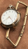 Auktion 345 / Los 2048 <br>Damen-Umhängeuhr in Silbergehäuse, umgebaut als Armbanduhr, mit Double-Zugband, Werk läuft