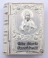 Auktion 332 / Los 11084 <br>Versilberte Rosenkranzschatulle mit Christusmonogramm und Namensgravur, 4 x 5 x 1,2 cm, mit Altersspuren