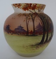 Auktion 345 / Los 10039 <br>Kunstglasvase, bemalt mit Bäumen, H-10 cm, D-10 cm