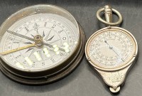 Auktion 345 / Los 16041 <br>Handkompass (D-6 cm) und Karten-Entfernungsmesser, H-6,5 cm