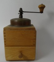 Auktion 345 / Los 16049 <br>Holz Kaffeemühle, H-17 cm