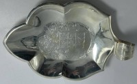 Auktion 345 / Los 11037 <br>Schale mit Tragegriff, Wappen und Spruch "Eala frya frisena" Ostfriesendekor, 20x13 cm