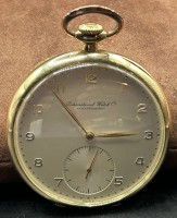Auktion 355 / Los 2051 <br>Goldene HTU "IWC" Schaffhausen, Gehäuse -585-, Werk läuft, verso Widmungsgravur, 1962, Gesamt 82,3 gr. D-5 cm