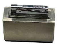 Auktion 351 / Los 16032 <br>Tischfeuerzeug KW ( Karl Wieden ) -mit massiven Silbermantel, S-925-, funktionstüchtig, 275 gr.