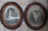 Auktion 346 / Los 5001 <br>2 Foto Portraits eines jungen Paares um 1920 in schönen, beschnitzten ovalen Holzrahmen/Glas, RG ca. 58x49 cm