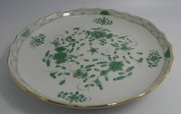 Auktion 364<br>gr. runder Kuchenteller "Meissen" indische B lumen, grün mit Gold, D-27,5 cm, 1.Wahl
