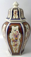 Auktion 346 / Los 9013 <br>Deckelvase, handbemalt, wohl China, unleserl. gemarkt, H-32 cm