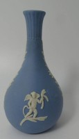 Auktion 346 / Los 9015 <br>kl. Vase "Wedgwood", blau/weiss, H-12 cm
