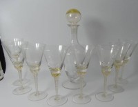 Auktion 346 / Los 10000 <br>Karaffe mit 7 Weingläsern, H-30 und 19 cm