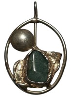 Auktion 346 / Los 1016 <br>gr. Silber-Designer Anhänger mit grünen Stein, Handarbeit, 7x4 cm, vergoldet??, 34 gr. Rand unleserlich signiert?