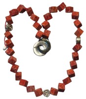 Auktion 346 / Los 1019 <br>Schaumkoralle-Halskette in Würfelform mit Silber925- Schliesse und Zwischenstücke, L-ca. 44 cm, ca. 43 gr.