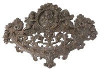 Auktion 351 / Los 15077 <br>Gründerzeit-Schmiedeeiserner grossesr Schlüsselhalter mit Petrusportrait und Putti, 22x28 cm um 1860