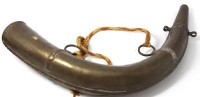 Auktion 351 / Los 16034 <br>gr. Kupfer-Pulverhorn, Verschluss fehlt, L-ca. 39 cm, graviert, wohl 19.Jhd.?