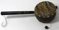 Auktion 346 / Los 16016 <br>afrikanische Handtrommel mit Holzugriff, L-30 cm