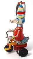 Auktion 351 / Los 12005 <br>Blech Ente auf Fahrrad, bunt lithografiert, Western Germany um 1960, H-21 cm, Schlüsselwerk funktioniert