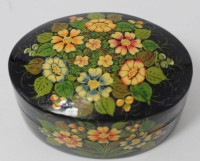 Auktion 346 / Los 15508 <br>ovale Lackdose mit Blütenmalerei, H-4 cm, 8,5x6,5 cm