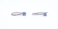 Auktion 346 / Los 1257 <br>Paar Weißgold Ohrhänger 14K mit blauen Diamanten zus. 0,16ct., Gew. 0,61g., L. 1,3cm, ungestempelt- geprüft