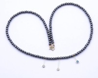 Auktion 346 / Los 1262 <br>Hämatit Halskette mit GG Verschluss 14K und Diamanten zus. 0,24ct. L. 42cm, 12,8g.