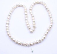 Auktion 346 / Los 1266 <br>Perlen Halskette mit GG Verschluss 14K und Diamant 0,08ct., L. 46cm, 32,8g.