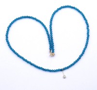 Auktion 346 / Los 1267 <br>Blaue Spinell Halskette mit GG Verschluss 14K und Diamant 0,10ct., L. 42cm, 5,3g.