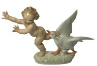 Auktion 364<br>Figur "Vor Gans fliehender Junge" Hutschenreuther, H-16 cm, L-ca. 25 cm