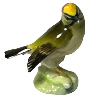 Auktion 346 / Los 8196 <br>kl. Singvogel "Hutschenreuther", H-8,5 cm, Schnabelspitze minimalst bestossen