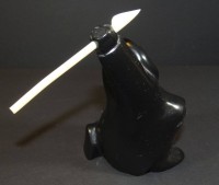 Auktion 338 / Los 15017 <br>Eskimo-Schnitzerei, schwarzer Stein, Canada, H-11 cm