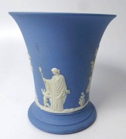 Auktion 346 / Los 9041 <br>Trichtervase "Wedgwood", blau/weiss, H-10 cm, D-9 cm