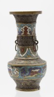 Auktion 346<br>China-Vase, Messing mit Cloisonné, gemarkt, ca. H-15,6cm.