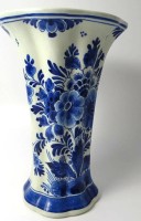 Auktion 346 / Los 9049 <br>gr. Delft Vase mit Blaumalerei, H-21 cm