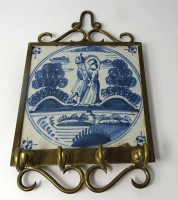 Auktion 346 / Los 9050 <br>antike Delft-Fliese in Messingrahmen als Schlüsselbord? oder Topflappenhalter?, 22x13 cm