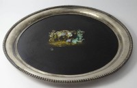 Auktion 374<br>rundes Lacktablett mit breiten, versilberten Rand, Perlmutt-Einlagen, Altersspuren, D-36 cm