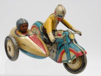 Auktion 346<br>Motorrad mit Beiwagen 605, Blech, China, Uhrwerk intakt, H-12cm L-18cm, leicht bespielt