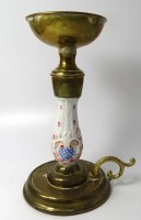 Auktion 346 / Los 15035 <br>Biedermeier Kerzenhalter mit Keramikschaft und Tragering, Messing, H−